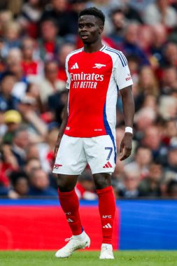 Arsenal 'den Bukayo Saka, 3 Mayıs 2025' te Birleşik Krallık 'taki Emirates Stadyumu' nda oynanan Premier League maçında Arsenal ve Bournemouth maçına bakıyor.