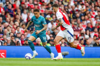 AFC Bournemouth takımından Marcus Tavernier, 3 Mayıs 2025 'te Emirates Stadyumu' nda oynanan Premier League maçında topu bırakıyor.