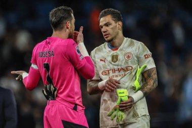 Wolverhampton Wanderers 'dan Jos S ve Manchester City' den Ederson, Premier League maçının sonunda Manchester City 'nin Wolverhampton Wanderers' a karşı oynadığı Etihad Stadyumu 'nda, 2 Mayıs 2025' te konuştular.