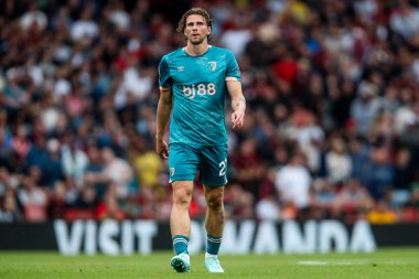 AFC Bournemouth takımından Illia Zabarnyi, 3 Mayıs 2025 tarihinde Emirates Stadyumu 'nda oynanan Premier League maçında Arsenal ve Bournemouth maçını izliyor.