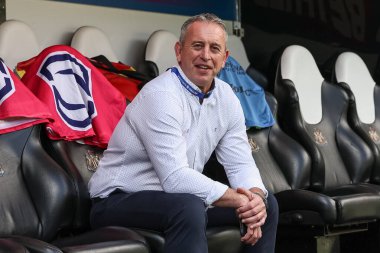 Steve McNamara Katalan Ejderhaları baş antrenörü Betfred Magic Weekend 2025 maçında St.James 's Park, Newcastle, İngiltere' de Leigh Leopards - Catalans Dragons maçında yedek kulübesinde oturdu.