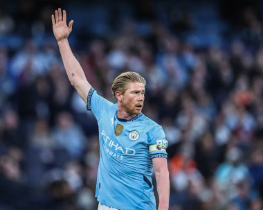 Manchester City 'den Kevin De Bruyne, Premier League maçında takım talimatlarını veriyor. Manchester City, Etihad Stadyumu' nda Wolverhampton Wanderers 'a karşı, 2 Mayıs 2025