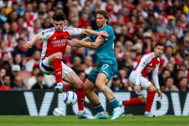 Arsenal 'den Declan Rice, İngiltere' nin başkenti Londra 'daki Emirates Stadyumu' nda oynanan Premier League maçı sırasında AFC Bournemouth takımından Illia Zabarnyi ile top mücadelesi veriyor.