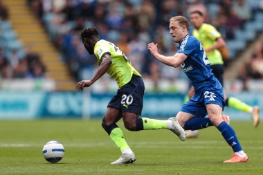 Leicester City 'den Oliver Skipp, Premier League maçı sırasında Southampton' dan Kamaldeen Sulemana 'ya King Power Stadyumu, Leicester, İngiltere' de 3 Mayıs 2025 'te Leicester City - Southampton maçında baskı yapıyor.