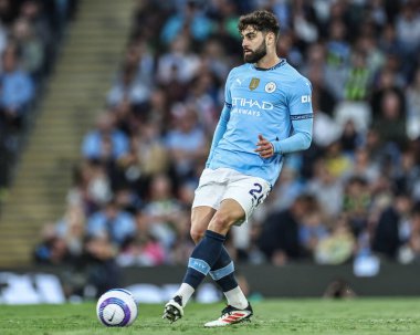Manchester City 'den Joko Gvardiol Premier Lig maçında pas veriyor. Manchester City, Etihad Stadyumu' nda Wolverhampton Wanderers 'a karşı, 2 Mayıs 2025
