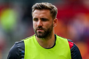 Manchester United takımından Luke Shaw, 4 Mayıs 2025 'te Londra' daki Gtech Community Stadyumu 'nda oynanan Premier League karşılaşması öncesinde ısınıyor.