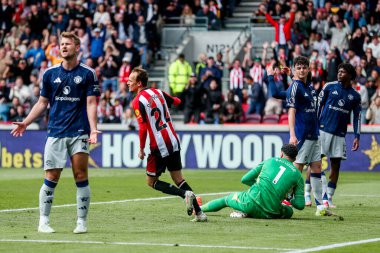 Brentford 'dan Mikkel Damsgaard, Premier League maçında Brentford Manchester United' a karşı Gtech Community Stadyumu 'nda 4 Mayıs 2025' te 1-1 kazanma hedefini kutluyor.