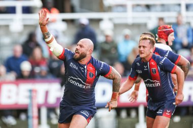Hull KR 'dan Sam Luckley, Betfred Magic Weekend 2025 karşılaşmasında Hull KR, Salford Red Devils ile 3 Mayıs 2025' te St. James 's Park, Newcastle, İngiltere' de yaptığı maçı kutluyor.
