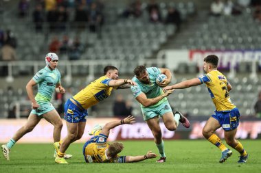 St. Helens 'den Jake Wingfield, Betfred Magic Weekend 2025 karşılaşmasında Leeds Rhinos' lu Jack Sinfield 'ı 3 Mayıs 202' de St. James 's Park, Newcastle' da St.Helens - Leeds Rhinos maçında yakaladı.