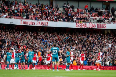 AFC Bournemouth taraftarları, 3 Mayıs 2025 'te Birleşik Krallık' taki Emirates Stadyumu 'nda oynanan Premier League karşılaşması sonrasında Arsenal' in Bournemouth 'a karşı kazandığı zaferi kutluyor.
