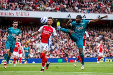 AFC Bournemouth takımından Dango Ouattara, 3 Mayıs 2025 tarihinde Emirates Stadyumu 'nda oynanan Premier League maçında Arsenal ve Bournemouth maçında çekim yapıyor.