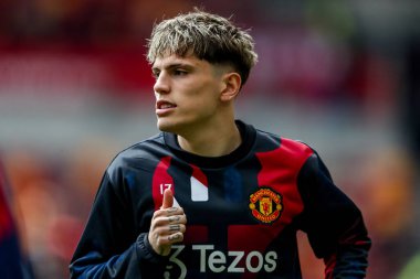 Manchester United 'dan Alejandro Garnacho, Premier League karşılaşması öncesinde Londra' daki Gtech Community Stadyumu 'nda Brentford-Manchester United maçından önce ısınıyor.