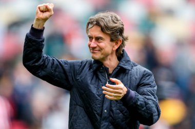 Brentford 'dan Thomas Frank, Premier League maçının ardından 4 Mayıs 2025' te Londra 'daki Gtech Community Stadyumu' nda Brentford Manchester United 'a karşı oynanan maçın ardından kazandığı galibiyetten sonra taraftarlarını kabul ediyor.