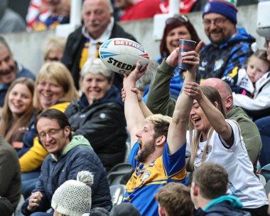 Bir Leeds taraftarı, St.James 's Park, Newcastle, İngiltere' de oynanan 3 Mayıs 2025 tarihli Betfred Magic Weekend 2025 karşılaşmasında topu yakaladı ve içkisini dökmeden tutmayı başardı.