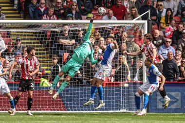Blackburn Rovers 'dan Balzs Tth 3 Mayıs 2025' te Bramall Lane, Sheffield, İngiltere 'de Sheffield United ile Blackburn Rovers arasındaki Sky Bet Şampiyonası maçında topu temiz bir şekilde atıyor.