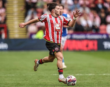 Sheffield United takımından Callum O 'Hare, 3 Mayıs 2025' te Bramall Lane, Sheffield, İngiltere 'de oynanan Sheffield United - Blackburn Rovers maçında topu aldı.