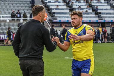 Warrington Wolves 'dan Joe Philbin ve Warrington Wolves' un baş antrenörü Sam Burgess. Betfred Magic Weekend 2025 maçı sırasında Wigan Warriors, Warrington Wolves 'a karşı St. James' s Park, Newcastle, İngiltere, 4 Mayıs 2025