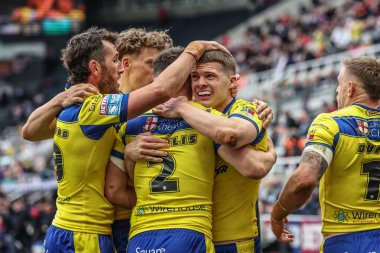 Warrington Wolves 'dan Jake Thewlis, Betfred Magic Weekend 2025 Wigan Warriors vs Warrington Wolves maçında 4 Mayıs 2025' te St.James 's Park, Newcastle' da denemesini kutluyor.