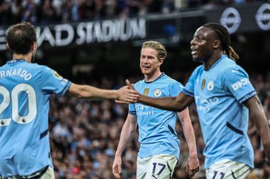 Manchester City 'den Kevin De Bruyne, Premier League maçında Manchester City ile Wolverhampton Wanderers maçında Etihad Stadyumu, Manchester, İngiltere' de 2 Mayıs 2025 'te 1-0 kazanma golünü kutluyor.