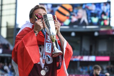 Burnley 'den Oliver Sonne, 3 Mayıs 2025' te Burnley, Burnley, İngiltere 'deki Turf Moor' da oynanan Gökyüzü İddia Şampiyonası maçından sonra ikincilik ödülünü elinde tutuyor.