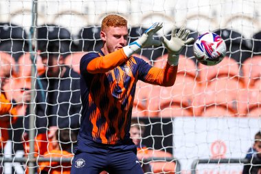 Blackpool 'dan Mackenzie Chapman 3 Mayıs 2025' te Bloomfield Road, Blackpool 'da oynanan Blackpool-Bristol Rover maçında oynanacak maç öncesi ısınma maçında