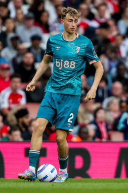 AFC Bournemouth takımından Dean Huijsen, 3 Mayıs 2025 'te Emirates Stadyumu' nda oynanan Premier League maçında topla koşuyor.