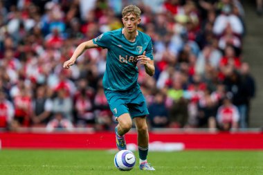 AFC Bournemouth takımından Dean Huijsen, 3 Mayıs 2025 'te Emirates Stadyumu' nda oynanan Premier League maçında topla koşuyor.