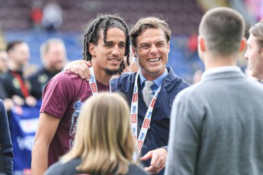 Burnley 'den Hannibal Mejbri ve Burnley' den Scott Parker, Burnley 'nin 3 Mayıs 2025' teki Turf Moor, Burnley 'de oynadığı Sky Bet Şampiyonası maçından sonra oynadılar.