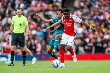 AFC Bournemouth takımından Tyler Adams, 3 Mayıs 2025 'te Emirates Stadyumu' nda oynanan Premier League maçında Arsenal 'in Bournemouth' a karşı oynadığı Bukayo Saka ile top mücadelesi veriyor.