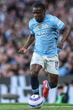 Manchester City 'den Jrmy Doku Premier League maçı sırasında Manchester City ile Wolverhampton Wanderers arasında Etihad Stadyumu, Manchester, İngiltere, 2 Mayıs 2025