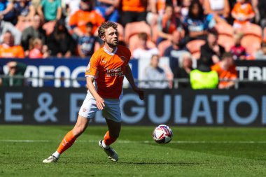 Blackpool 'dan Matthew Pennington, 3 Mayıs 2025' te Bloomfield Road, Blackpool 'da oynanan Blackpool-Bristol maçında topu kontrol ediyor.