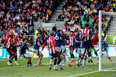 Manchester United takımından Altay Bayndr, Premier League maçında Brentford Manchester United 'a karşı Gtech Community Stadyumu' nda 4 Mayıs 2025 'te bir kurtarış yaptı.