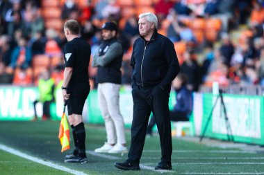 3 Mayıs 2025 'te Blackpool, Blackpool' da Blackpool Bristol Rovers maçında Blackpool 'un yöneticisi Steve Bruce' a karşı.
