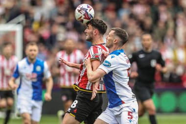 Sheffield United takımından Thomas Cannon, Sheffield Lane, Sheffield, İngiltere 'de oynanan 3 Mayıs 2025' te Sheffield United ile oynanan Blackburn Rovers maçında topu sürüyor.