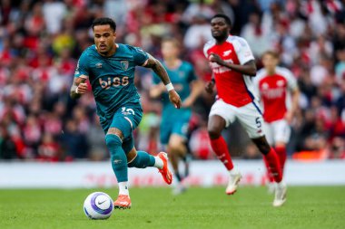 AFC Bournemouth takımından Justin Kluivert, 3 Mayıs 2025 'te Emirates Stadyumu' nda oynanan Premier League maçında topu bırakıyor.