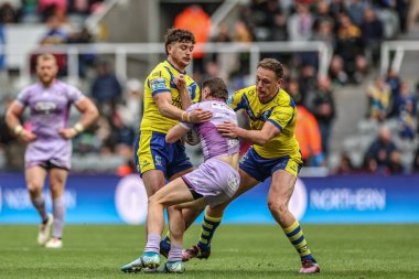 Warrington Wolves 'tan Jordy Crowther ve Warrington Wolves' tan Ben Currie, Betfred Magic Weekend 2025 karşılaşmasında Wigan Warriors 'a karşı Warrington Wolves ile St. James' s Park, Newcastle, İngiltere 'de 4 Mayıs' ta karşılaştılar. 