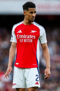 Arsenal 'den William Sthe, 3 Mayıs 2025' te Birleşik Krallık, Londra 'daki Emirates Stadyumu' nda oynanan Premier League maçında seyrediyor.