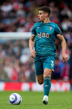 AFC Bournemouth takımından Milos Kerkez, İngiltere 'nin başkenti Emirates Stadyumu' nda oynanan Premier League maçında topla koşuyor.