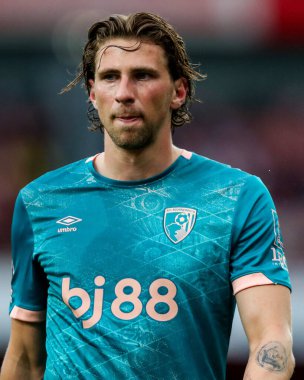 AFC Bournemouth takımından Illia Zabarnyi, 3 Mayıs 2025 tarihinde Emirates Stadyumu 'nda oynanan Premier League maçında Arsenal ve Bournemouth maçını izliyor.