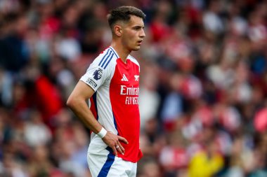 Arsenal 'den Jakub Kiwior, 3 Mayıs 2025' te Birleşik Krallık 'taki Emirates Stadyumu' nda oynanan Premier League maçında Arsenal ve Bournemouth maçına bakıyor.