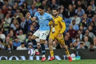 Manchester City 'den Omar Marmoush, Premier League maçında Wolverhampton Wanderers' dan Rayan At-Nouri 'nin baskısı altında topu kontrol ediyor. Manchester Wolverhampton Wanderers' a karşı, Etihad Stadyumu, 2 Mayıs 2025