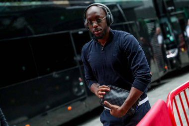 Brentford 'dan Yoane Wissa, Premier League karşılaşması öncesinde Gtech Community Stadyumu' na varır. Brentford Manchester United 'a karşı Gtech Community Stadyumu, Londra, İngiltere, 4 Mayıs 2025