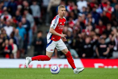 Arsenal 'den Oleksandr Zinchenko, 3 Mayıs 2025' te Emirates Stadyumu 'nda oynanan Premier League maçında topla koşuyor.