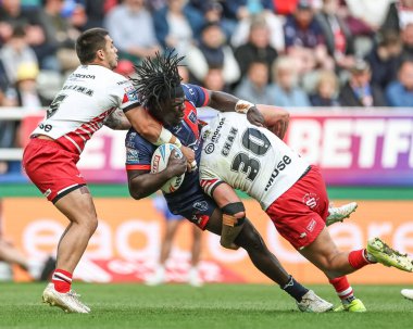 Hull KR 'dan Eribe Doro, Salford Red Devils takımından Jayden Nikorima ve Salford Red Devils takımından Tiaki Chan tarafından oynanan Betfred Magic Weekend 2025 karşılaşmasında, Hull KR, Salford Red Devils' e karşı St. James 's Park, Newcastle, İngiltere, 3 Mayıs 2025