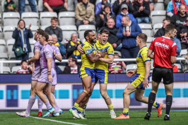 Wigan Warriors 'dan Jake Wardle, Betfred Magic Weekend 2025 Wigan Warriors vs Warrington Wolves maçında 4 Mayıs 2025' te St.James 's Park, Newcastle' da denemesini kutluyor.