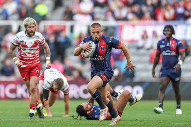 Hull KR 'dan Mikey Lewis, 3 Mayıs 2025' te İngiltere, Newcastle 'daki St. James' s Park 'ta oynanan Betfred Magic Weekend 2025 karşılaşmasında topu kırıyor.