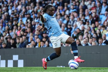 Manchester City 'den Jrmy Doku, Manchester City ile Wolverhampton Wanderers arasında oynanan Premier League maçında topu bırakıyor.