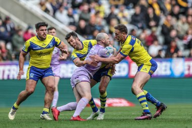 Wigan Warriors 'dan Liam Marshall, Warrington Wolves' tan Ben Currie ve Warrington Wolves 'tan Stefan Ratchford tarafından Betfred Magic Weekend 2025 maçı sırasında St. James' s Park, Newcastle, İngiltere 'de Warrington Wolves' a karşı 4t