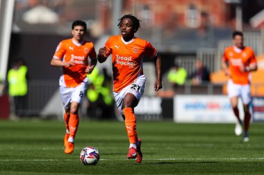 Blackpool 'dan Niall Ennis, 3 Mayıs 2025' te Bloomfield Road, Blackpool 'da oynanan Blackpool-Bristol Rover maçında topu aldı.