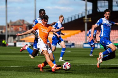 Blackpool 'dan Rob Apter, 3 Mayıs 2025' te Bloomfield Road, Blackpool 'da oynanan Blackpool-Bristol Rover maçında topu geçiyor.